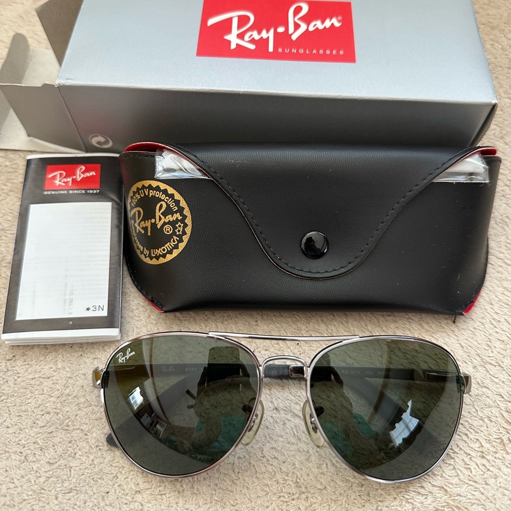Ray-Ban Aviators classic silver metal frame Sunglasses with Gray glass lenses.
